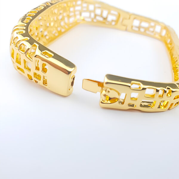 Bracelete Geométrico Vazado em dourado - Imagem 4
