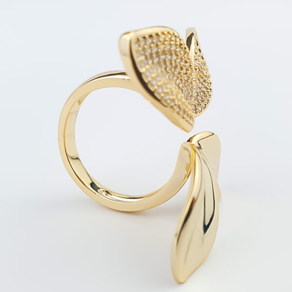Anel Borboleta Dourado com Zircônias - Imagem 3